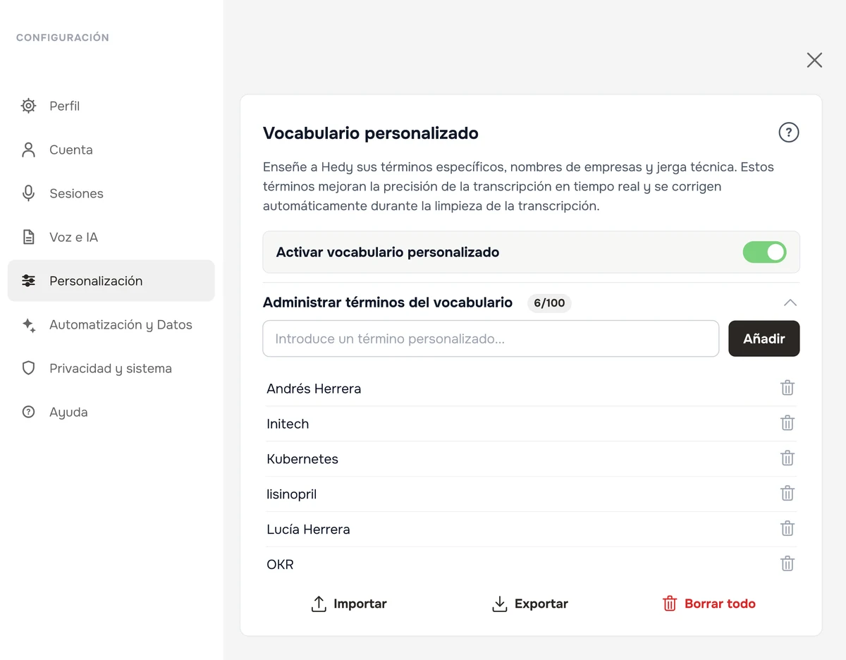 La sección Vocabulario personalizado en la configuración de Hedy, con el interruptor de activación y una lista de términos guardados con opciones para añadir, importar, exportar y borrar
