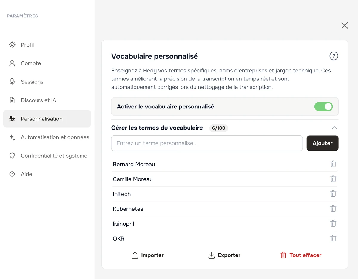 La section Vocabulaire personnalisé dans les paramètres de Hedy, avec le bouton d’activation et une liste de termes enregistrés avec les options d’ajout, d’import, d’export et d’effacement