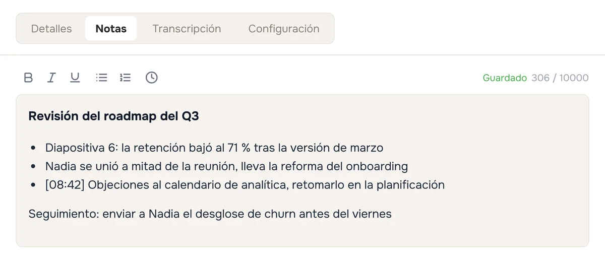 La pestaña Notas de una sesión de Hedy, con la barra de herramientas de formato, el indicador Guardado y el contador de caracteres, y notas de ejemplo con una lista con viñetas y una marca de tiempo