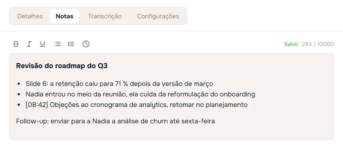 A aba Notas de uma sessão do Hedy, com a barra de formatação, o indicador Salvo e o contador de caracteres, e notas de exemplo com uma lista com marcadores e um carimbo de tempo